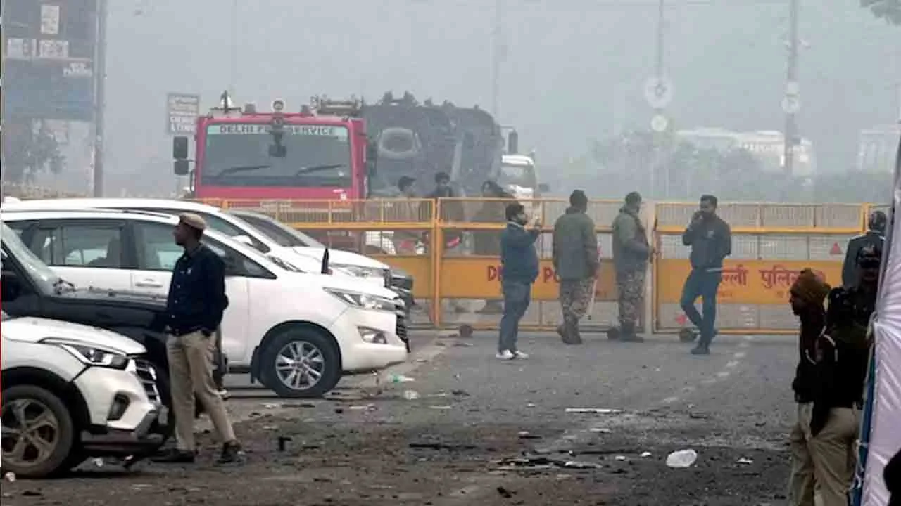 Delhi Panic Over Loud Blast Sound: Police Confirm It Was a Bus Tyre Burst Near Radisson Hotel