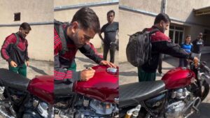 MS Dhoni’s Sweet Gesture on the Road Goes Viral! What He Did for a Fan’s Bike Will Melt Your Heart
